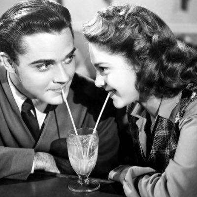 CHHSdate_'s profile picture. DM your fav couples or 2 people who should date! all submissions anonymous