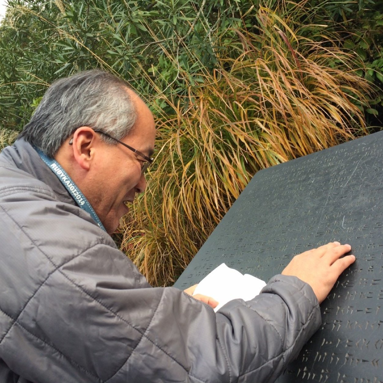 Researcher of Economics, Shimane University
, pushing the box, beside the purple