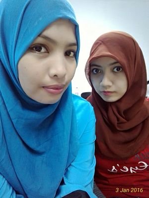 kalau ada orang yang ngomongin kita dibelakang senyumin aja, mereka itu lucu gak ngalamin tapii sok tau