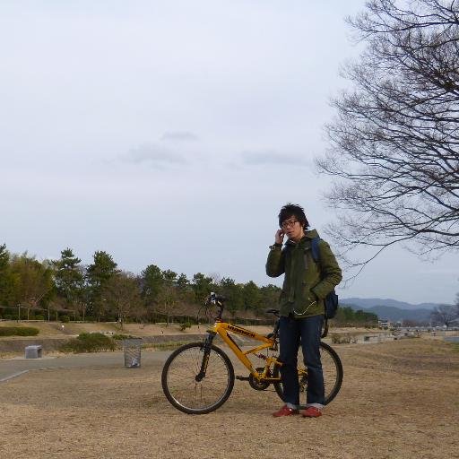 次男／B型／卯年／天秤座として枚方市にて誕生。三回生／春学期まで王道を歩く男は秋学期休学。オーストラリア／ブリスベン／シャフストン入学。帰国後の夏の就活、唯一憧れた企業に最終敗北。諦めの悪い男は、玉砕覚悟再挑戦ゆえに六回生。２０１１／１／２４、再びの休学／就活中な冬。ふらっと、この場所へ居着いたのは幸か不幸か。