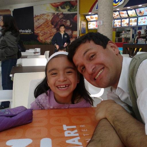 Católico peruano, esposo y padre de familia, con estudios en Contabilidad