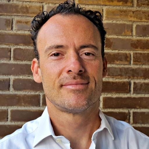 Farmacéutico, informático, músico, surfista y padre de una niña y un niño.