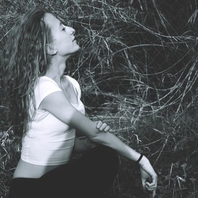 Estudiante de Gráfica Audiovisual.
Enamorada de la fotografía y de las letras, de nadar y de viajar en tren, aunque Renfe llegue cuando le salga de los huevos.