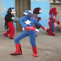 uns videozinho editado dumas pessoas fantasiadas dançando etc