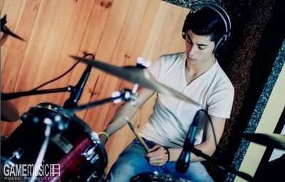Estudiante de trabajo social, amante de la buena música, obsesionado con la batería y apasionado por mi tierra. Valoro la humildad x encima de todo