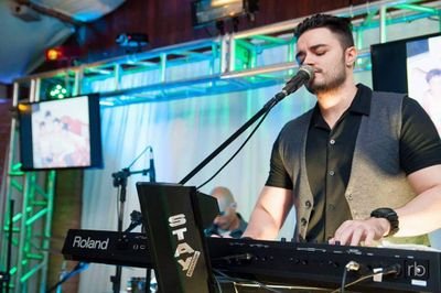 Tecladista, Produtor Musical, Pesquisador, Professor de música graduado em Licenciatura em Música pela Universidade Federal do Estado do Rio de Janeiro (UNIRIO)
