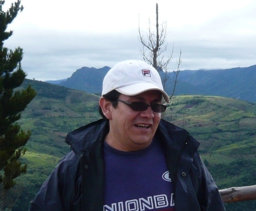 Estudios superiores en la Universidad A.J.M.Saracho, de Tarija, grado ingeniero forestal, con experiencia de 20 años en manejo de bosques con pueblos indígenas.