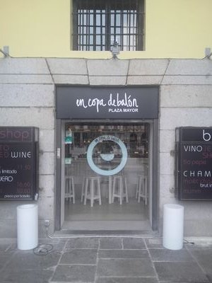 En plena Plaza Mayor de Madrid vinos a precio de tienda, descorche gratuito. Ven a disfrutar también de nuestra carta variada de comida y de nuestros gin tonics