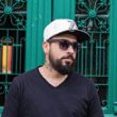Músico, tecla dista, D.j. aficionado a los pumas de fútbol.
