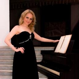 Singer, pianist and eager to learn about Forex trading