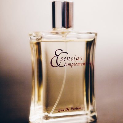 Somos Esencias & Complementos, tu tienda online de perfumes de imitación al mejor precio. ¡Si eres un olfato loco, SÍGUENOS!