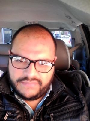 Licenciado en Derecho, convencido de que el esfuerzo tiene recompensa,visionario optimista y viviendo la hermosa experiencia de ser padre.