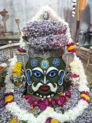मैँ उस दौर का हूँ जब बादाम दिमाग मजबूत करता था । आजकल तो बेचारा बाल मजबूत करता है ।