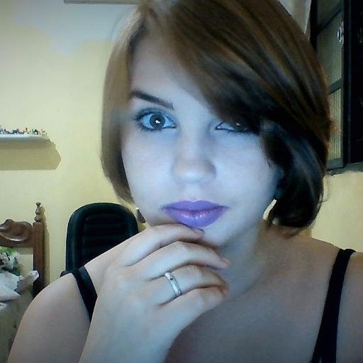 Romantica, sonhadora, estudiosa, vampirica, poetisa, louca, etcs da vida, enfim sou o que sou e me orgulho de ser assim ^^