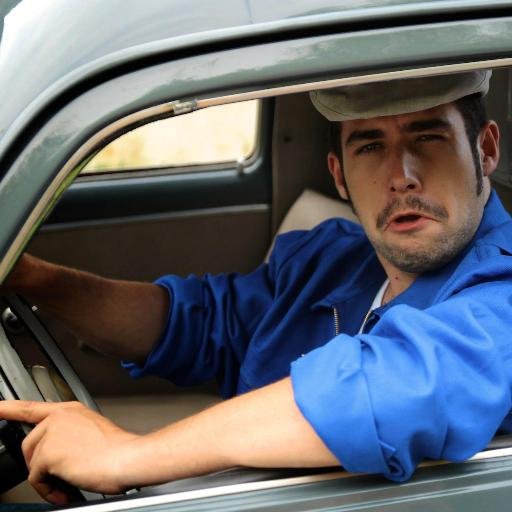 Barnet_tweet's profile picture. Monté comme un poney je suis l'unique Cheval de Troyes. Chaque jour je bois pour oublier que la vie n'est pas cirrhose.