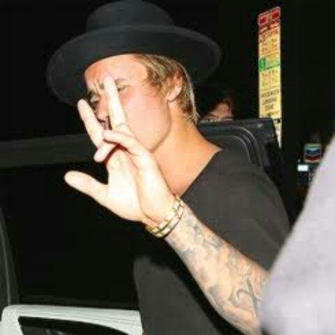 Uns bebem uns se drogam e outros viram beliebers, pois é cada um se mata como pode