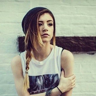 VioletBranster's profile picture. Violet B. Weber // 19 yo // bi // loup // serveuse // je suis la sœur de Lena