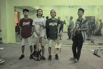 Official account @JMPLKaki Alternativepoppunk! First stand for something and Lets make music indie | @ATHVmanagement
Contact; 089611655459 (Adit hernandez)