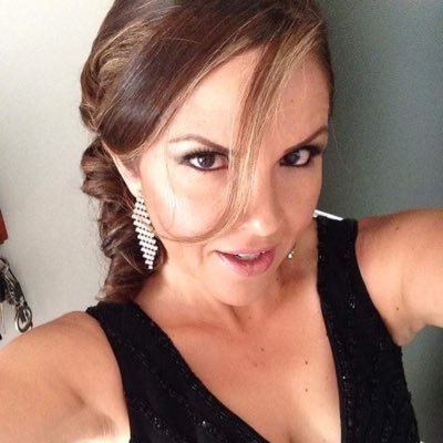 No me interesa que me veas guapa,pues guapas hay muchas. Quiero que me veas diferente,que sepas que si te vas, no encontrarás algo igual...😉