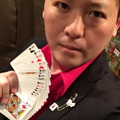 大阪心斎橋なんばから最寄りのマジックバー『MagicBARトライアンフ!』と(@magicbartriumph) 『心斎橋なんばポーカー倶楽部』(@osakapokerclub)のオーナー&プロマジシャン&プロディーラー(JCS大阪校卒)。奇跡と感動と笑いのマジックと、白熱のポーカー体験を!ぜひご来店下さい!