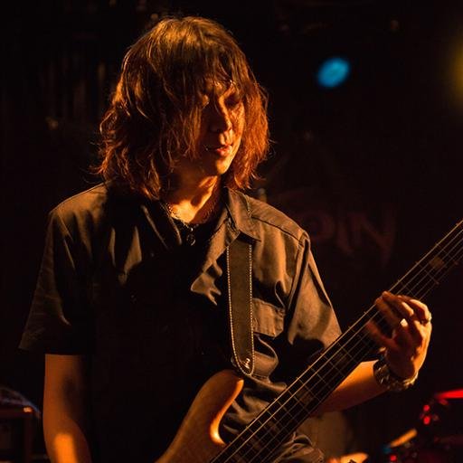 NEKOMESHI(222) @Nekomeshi_222 のベーシスト, KORN TRIBUTE: MaKORN @makorn_jp (元XECSNOIN, Ciel Nocturne, SIRENT SCREEM) サポート請負(Live&Rec), 物書き：ディスクレビュー、ライブレポート等、独日翻訳