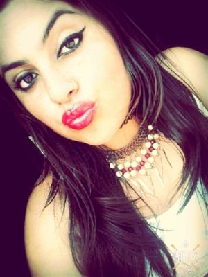 Sufrir es el precio de vivir y pagaria mil vidas por verte sonreir...♥
#AVosTeEsperoCienAños♡
instagram:@jessie_malaga
