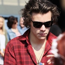 follow @zarrypureart and rt link below xx