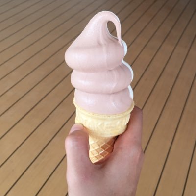 IlyRusli's profile picture. you're talking to an ice cream