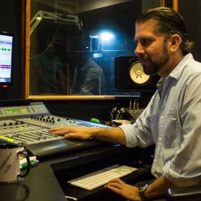 Conductor y productor de Zona 10 FM por Sonora FM 104.5. Locutor comercial y productor de audio en Master Audio Factory.