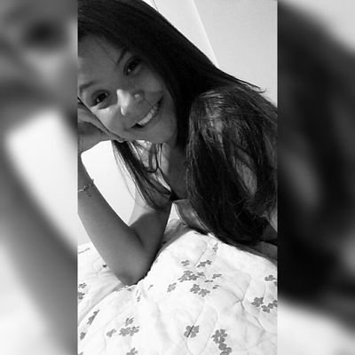 Brilhando em vida, sorrindo à toa, só vibrando amor e paz.