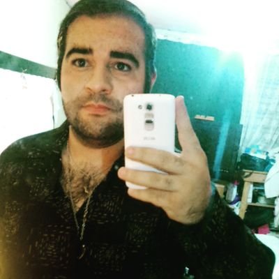 Guss_Blake's profile picture. Solo soy un soñador perdido en el romance de un amor. Ingeniero. Bajista en Blake. Compongo canciones con un ukulele y mi guitarra desafinada.