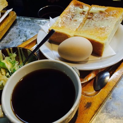 堀川北大路にある純喫茶です。喫茶、お食事、ゆったりとした時間を翡翠でお楽しみください。午前9時より午後9時まで営業。昭和36年創業。