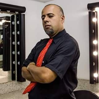 Biólogo, professor, pet sitter, cinéfilo enxadrista, RPGista, cantor (baixo), discípulo das artes marciais, espiritualista libertário e libertino romântico.