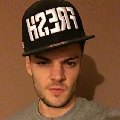 PompeyJames1's profile picture. crumblin in southampton. The only bloke at solent who has walking subtitles, cushty meyt