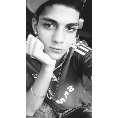Acendo um cigarro, tô inspirado, ando sozinho, não não, Deus tá do lado!