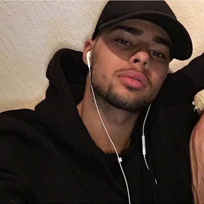 wyattrpgcale's profile picture. j'ai pas mis un doigt qu'elle est déjà mouillé.