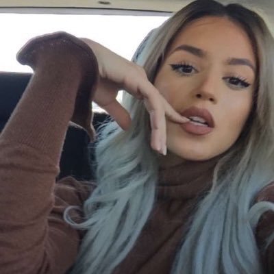 crystalrpgotl's profile picture. mes courbes vont t'envouter avant même que t'ai pu dire un mot.