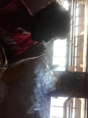 El humo flota y me tranquiliza, si el efecto es alto tal vez me de risa
whaap: 1122739912
Instagram: Tu_vieja_Ahre