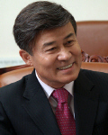 독립운동가문ㅡ조선의열단 무정김근수지사와 광복군 전월선여사의 장남/대전고 서울대/3선 국회의원 국회통일외교통상위원장 개혁당대표
식당'하로동선'대표/민족문제연구소 창립이사
현)단재신채호선생기념사업회 회장
조선의열단기념사업회 회장
항일독립운동가단체연합회 회장.허준약초학교 이사장