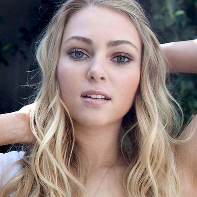 ∫All I wanna do is go shoe shopping. Is that bad?∫ Just a fashionista trying to find her way in the big city and high school.