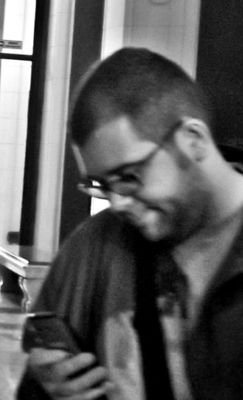 De Cáceres. Estudiante de Derecho y Ade.Un loco del baloncesto y de las grandes series.