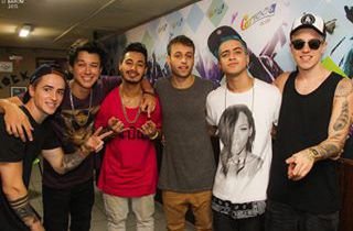 Tantos sorrisos por ai e eu querendo o seus.♥Tantos olhares me olhando tbm so quero seus.
Eu não duvido não, que não foi por acaso ser mas uma flyer♥
