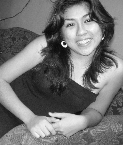 Soy una chava que le encanta conocer gente nueva, y reirme de sus locuras... hay que vivir la vida!!!