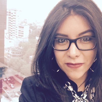 Maestra en Imagen Pública. Idólatra del protocolo y la psicología; seducida por la filosofía. Apasionada de la música y escritora amodorrada.