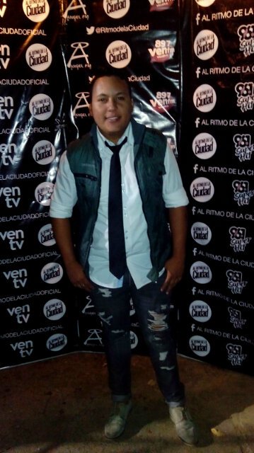 Percucionista en @bajoperfilband.#PorTi video Oficial #CautivateConEstaBonitaHistoria. #Comparte #Dedica http://t.co/jvu5UDrxXO