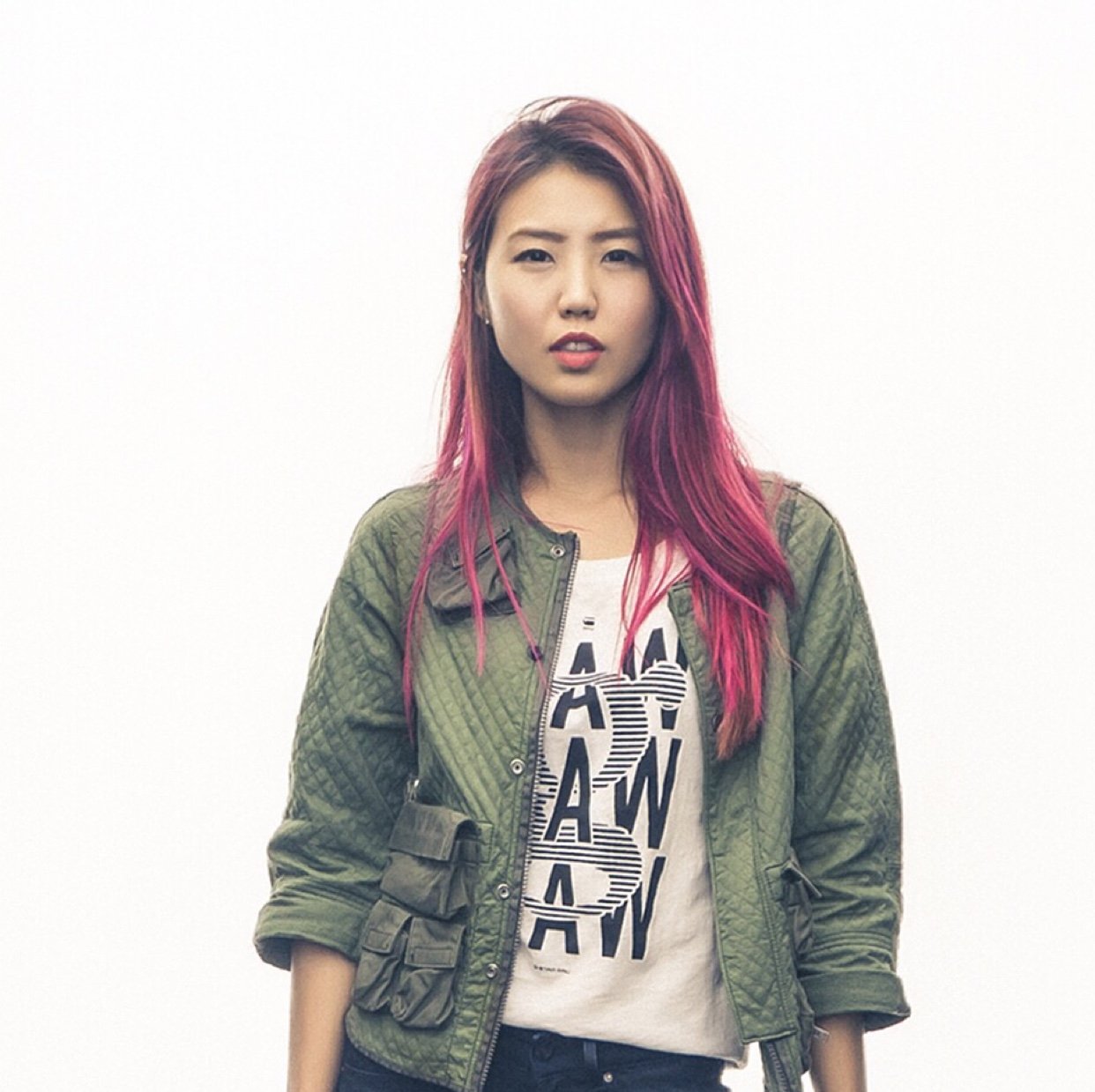 keweitay's profile picture. twittering songbird