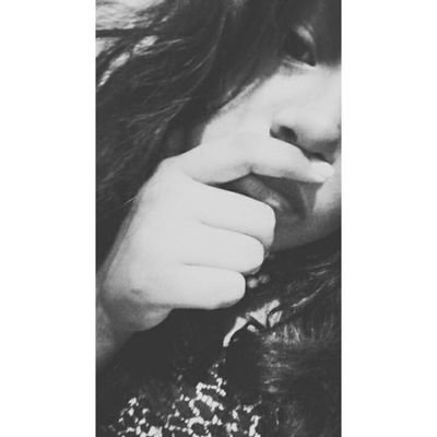 Hola, tengo 15 años y me encantan las fotos y la comida.