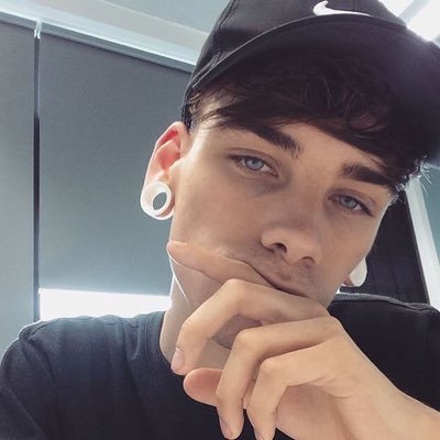 jacobrpgcale's profile picture. viens sucer ma bite;)