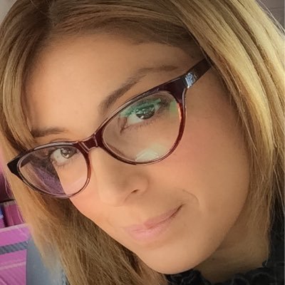 evelynchavezp's profile picture. Amo lo simple y verdadero. Me divierto con telas, lápices y libros. Creo en la magia, la intuición y en el placer.