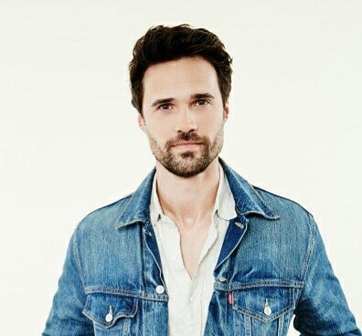 Cuenta de twitter dedicada al actor Brett Dalton, actualmente Grant Ward en la serie Agents of Shield. brettdaltonint@gmail.com
(Spanish & English)